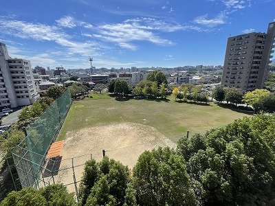 クローバーマンション坪井中央公園の展望|目の前が公園なので日当たりが良い室内です