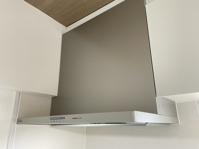 クローバーマンション坪井中央公園のキッチン|スタイリッシュな薄型レンジフード