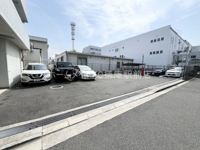 東大阪市高井田本通５丁目の賃貸マンションの駐車場