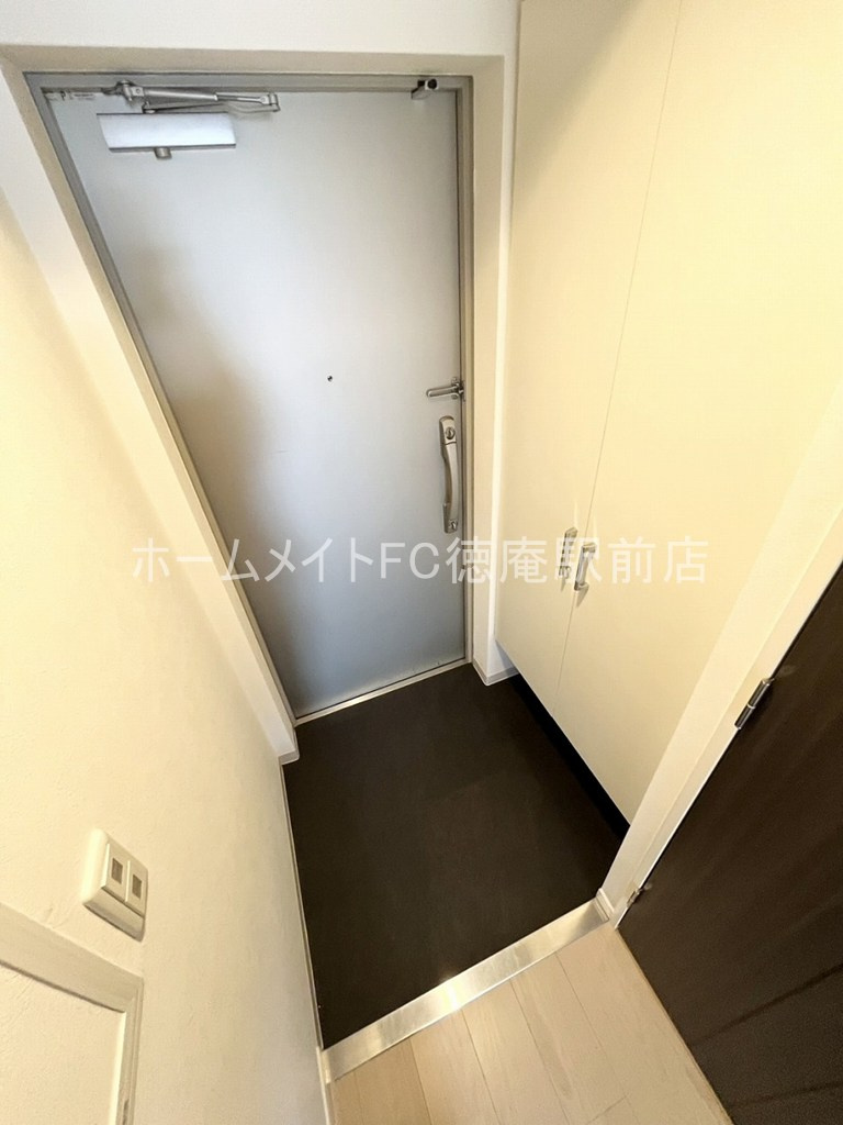 東大阪市高井田本通５丁目の賃貸マンションの玄関