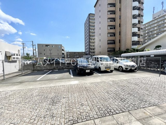 東大阪市高井田の賃貸マンションの駐車場