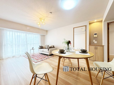 【居間・リビング】 | ラポール大通東 | 温もりある自然光を感じていただけるリビングです。飽きのこないナチュラルなデザインの空間は、色褪せることのない心地良さを作ります。