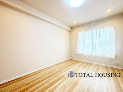 【洋室】 | ラポール大通東 | 洋室　約6.5帖
お陽さまの光とさわやかな風をたっぷりとりこめます。室内はいつも明るい印象なので気持ちの良い朝を迎えられます。毎日の生活も明るくなりそうです。間取りも使いやすく大きなベッドも置けます♪