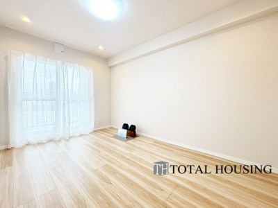 【洋室】 | ラポール大通東 | 洋室　約6.6帖
開放的なバルコニー直結のお部屋です。大きな窓はお日様の光をたっぷり取り込み、明るく癒されるプライベートルームになりそうです。