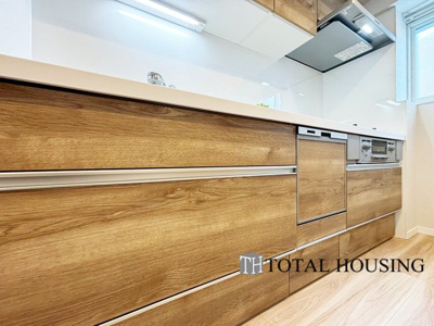 【キッチン】 | ラポール大通東 | LDKを広く使え、料理に集中することができる壁付けタイプのキッチンです。上下に収納が設けられ、調理用品や食器類をすっきりと収納できます◎