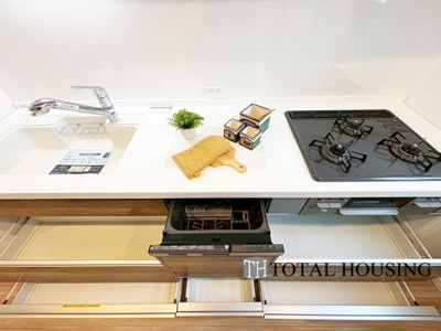 【キッチン】 | ラポール大通東 | 食器洗乾燥機付きで家族の食器もピカピカ。後片付けもラクラクこなせて、日々の生活には欠かせない便利設備。環境にもママの手にも優しいのがうれしいですね。