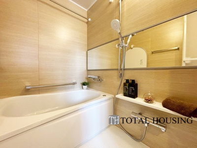 【浴室】 | ラポール大通東 | 限られた空間を広く見せるワイドミラーを採用したバスルーム。毎日の疲れを癒やすバスタイムを。浴室換気乾燥暖房機付きで浴室内干しも可能！