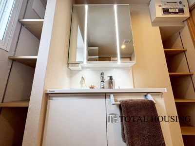 【玄関】 | ラポール大通東 | 収納豊富な洗面台♪一日の始まりの朝、歯磨きをしたりメイクや髪をセットしたり・・・使いやすさが考えられた3面鏡です♪シャワー付水栓で洗面台でのシャンプーや毎日の掃除に大変便利ですね♪