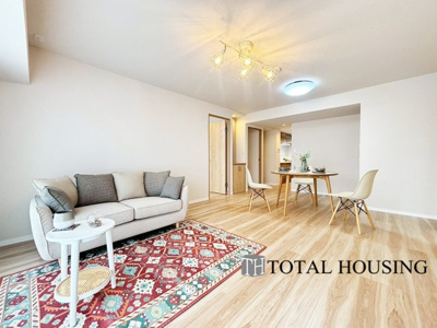 【居間・リビング】 | ラポール大通東 | ☆☆大空間リビングは家族のオアシスへ☆☆毎日家族が笑顔で生活する空間であるリビング。
広さと明るさには拘ってほしい空間です。お子様の成長に合わせて家具の配置なども広いからこそ可能です。