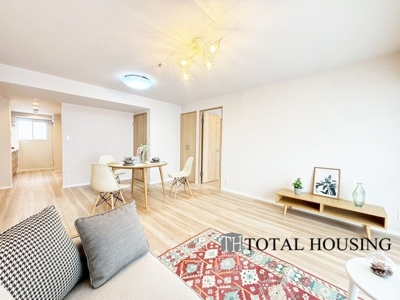 【居間・リビング】 | ラポール大通東 | 広くゆったりと家族揃って寛げるLDKは約18.2帖。毎日の始まりと終わりをここで迎える大切な空間はいつでも心地良い空気感。落ち着いた雰囲気で過ごしたり家族でわいわい盛り上がる日も。