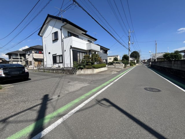 邑楽町大字中野　中古戸建ての前面道路含む現地写真