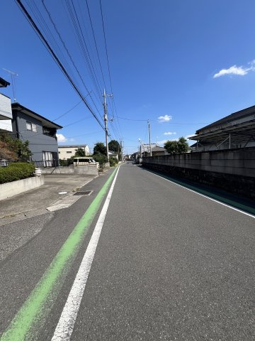 邑楽町大字中野　中古戸建ての前面道路含む現地写真