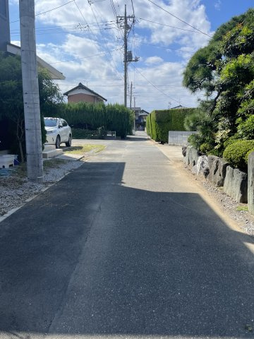 安養寺町　中古戸建ての前面道路含む現地写真