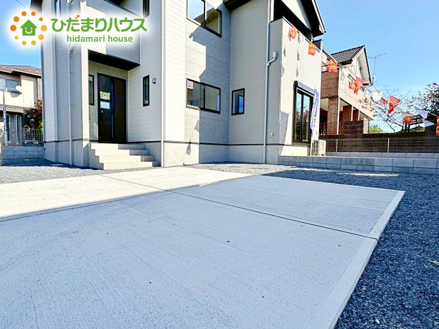 【駐車場】 | 那珂市菅谷11期　新築戸建 | ゆったりとしたカースペースで、ファミリーカーや軽自動車もラクラク駐車出来ますね♪