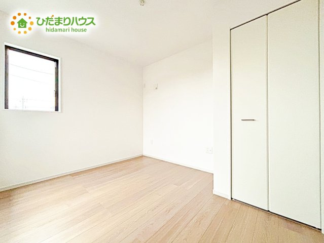 【洋室】 | 那珂市菅谷11期　新築戸建 | 明るい陽光が差し込む洋室。白を基調とした爽やかな空間。