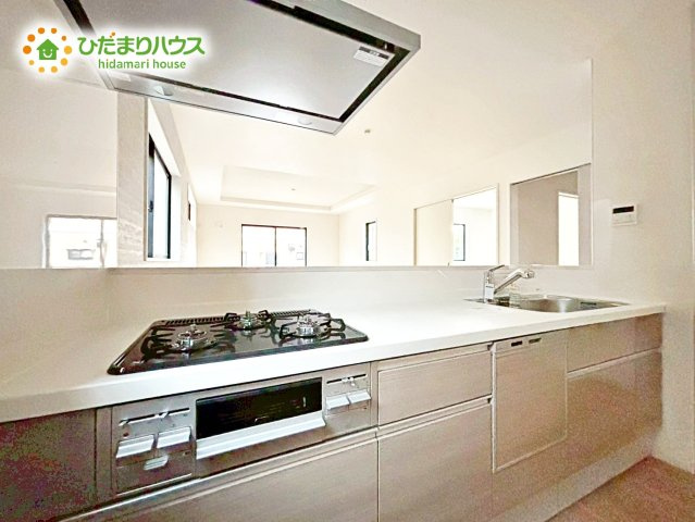 【キッチン】 | 那珂市菅谷11期　新築戸建 | 3口コンロが嬉しいシステムキッチン♪広いシンクや作業台でお料理が捗ります♪