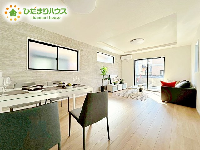 【居間・リビング】 | 那珂市菅谷11期　新築戸建 | 大きな窓が心地よい、リビング。家全体を見渡せるので、自然と家族の会話も弾みそう。