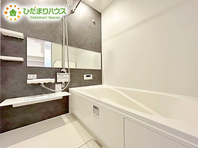 【浴室】 | 那珂市菅谷11期　新築戸建 | 何歳まで一緒に入ってくれるだろうか・・・。
広いお風呂は、お子様と一緒に入るバスタイムがより楽しくなります。