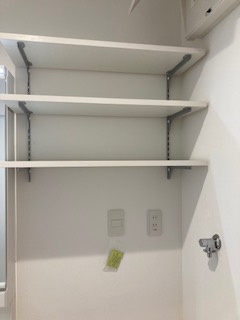 茨木市水尾2丁目新築一戸建ての収納|洗面収納　可動棚とガス乾燥機の設置もできるガスコック