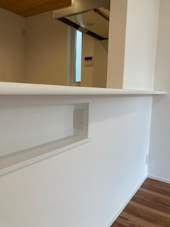 茨木市水尾2丁目新築一戸建ての居間・リビング|携帯電話の充電に便利なコンセント
