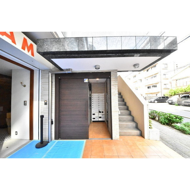 ラスパシオ三軒茶屋　敷金礼金0　南向き　宅配BOX　RENECATのエントランス