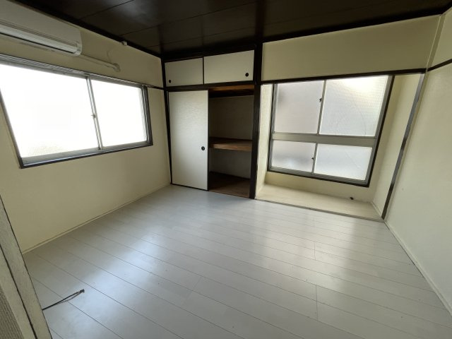 ヴィラナリー大和田の居間・リビング|小物を収納するのに便利です