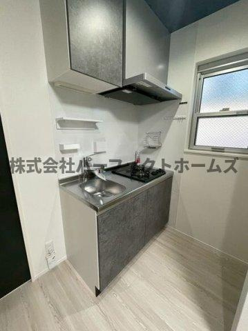 池田本町ガレージハウスのキッチン|コンパクトなキッチンで掃除もラクラク