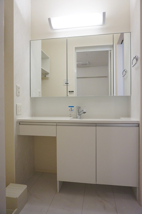 パライソ熱田六番町　B棟の洗面所|コンパクトで使いやすい洗面所