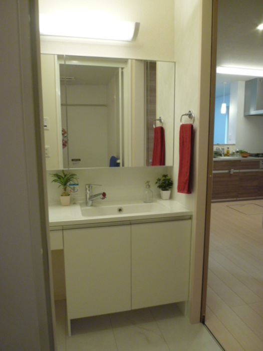 パライソ熱田六番町　B棟の洗面所|明るい洗面所です