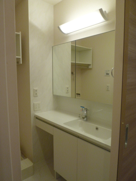 パライソ熱田六番町　B棟の洗面所|ゆったりとスペースのある洗面所