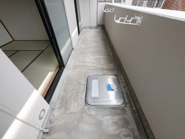 シャトー弁天弐番館の玄関