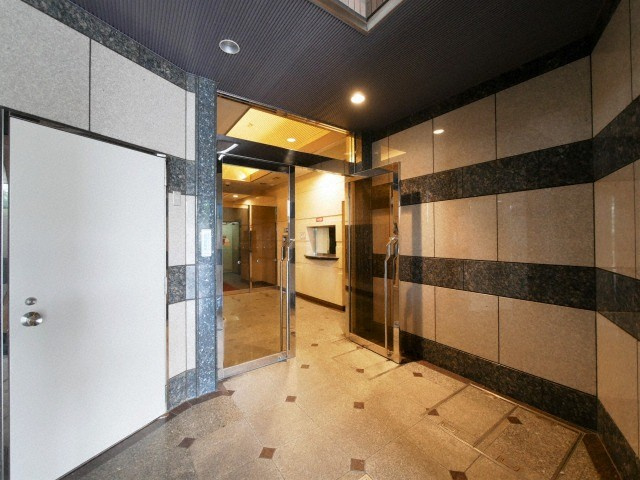 シャトー弁天弐番館のエントランス