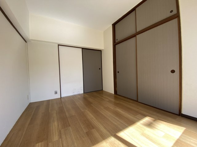 エスペランサ魚崎の居間・リビング|６帖の洋室