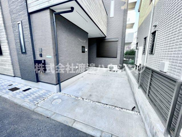六軒町戸建ての駐車場