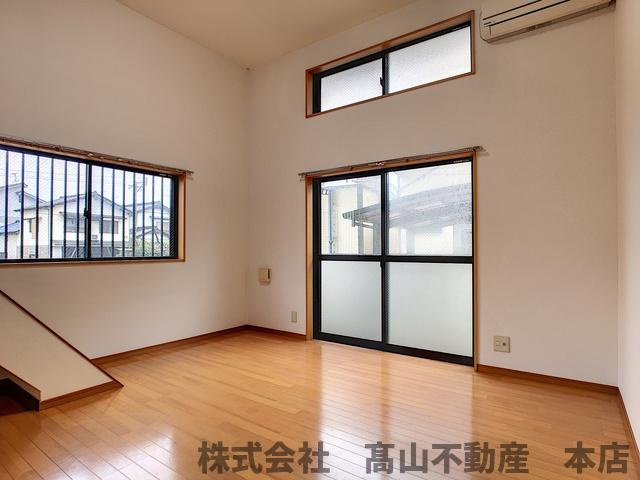 ジェニファーⅣの居間・リビング