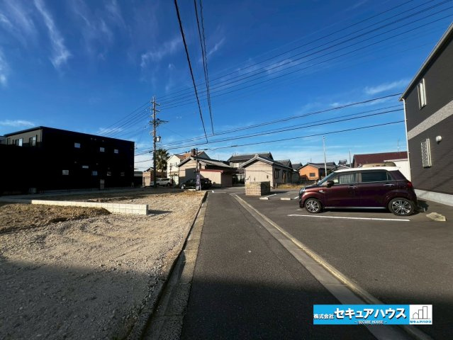 【同施工物件ご案内可能】刈谷市小垣江町須賀　全２棟の内観：施工例|【LDKイメージ】
◆通学から帰宅し、リビングルームで会話を楽しむ子ども達。リビングから臨む景色は太陽色に染まり、解放感溢れゆったりとしたひと時を過ごすことが出来る素敵な空間です。