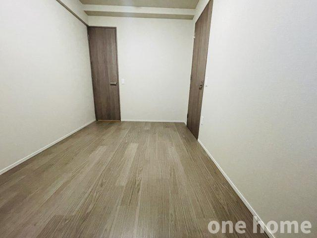 シエリア梅田豊崎の洋室|◆約6.0帖洋室（サービスルーム） 別角度です！シンプルな内装で自分好みの空間づくりをお楽しみいただけます！
◆左の扉からウォークインクローゼットへと繋がります！