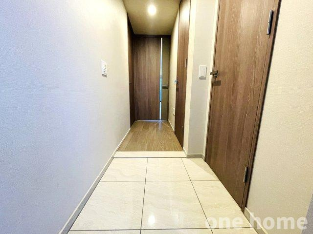 シエリア梅田豊崎の玄関|◆LDKへと続く廊下の様子です！木目の建具が落ち着いた雰囲気を演出！
◆右の扉からシューズインクローゼットへ繋がります！