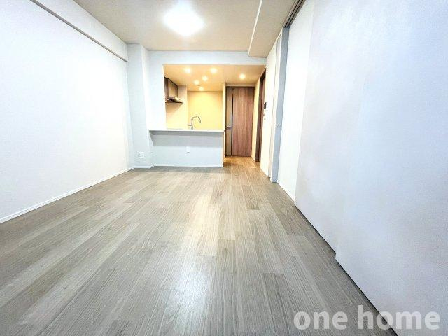 シエリア梅田豊崎の居間・リビング|◆LDK 別角度です！様々なインテリアが馴染む約13.4帖のナチュラルなお部屋です！
◆キッチンのダウンライトがお洒落ですね！