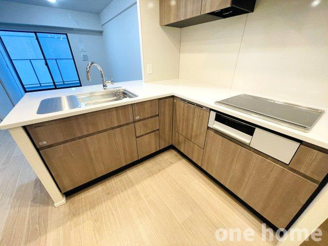 シエリア梅田豊崎のキッチン|◆木目の落ち着いたカラーのシステムキッチンです！IHコンロでお手入れラクチン！
◆食洗機、ディスポーザーなど設備充実です！
◆上部には吊戸棚があり収納力抜群！