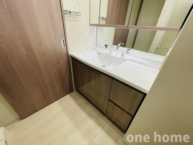 シエリア梅田豊崎の独立洗面台|◆三面鏡の洗面化粧台です！ミドルミラー付きで、空間に広がりを感じさせ、洗練された印象を与えてくれます！
◆ミラー背面とボウル下に日用品を収納でき、散らかりがちな洗面まわりをスッキリご使用いただけます！