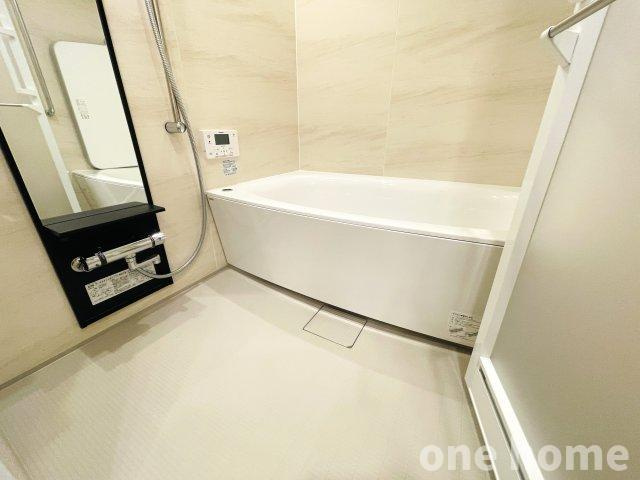 シエリア梅田豊崎の浴室|◆追い焚き機能付きのお風呂でいつでも温かな湯に浸かれます♪湯が冷めにくい保温浴槽です！
◆浴室暖房乾燥機 完備！寒い浴室から解放されます！雨天や花粉の季節の洗濯物干しにも便利です！