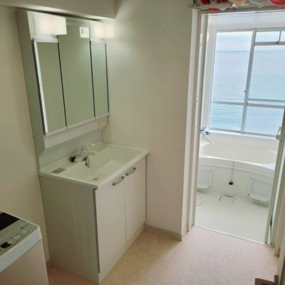 【洗面所】 | 東熱海マリンハイツA | 明るい洗面所です