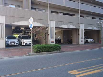 フローレンス呉中通りの駐車場