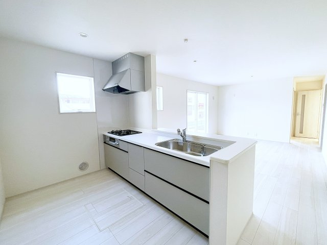 新築戸建・新築建売　いわき市平下平窪１期　平四小・平一中のキッチン|カウンター越しに会話が弾み、家族とのつながりを感じられる対面キッチンです！