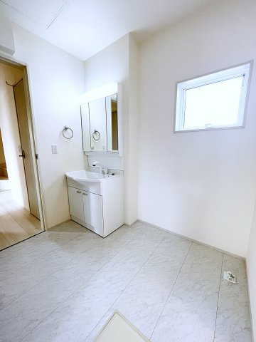新築戸建・新築建売　いわき市平下平窪１期　平四小・平一中のその他|三面鏡洗面台で朝の身支度もしやすい＆収納力も◎洗面台に物を置かずすっきり清潔に保つことができます！