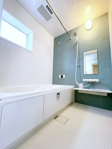 新築戸建・新築建売　いわき市平下平窪１期　平四小・平一中の浴室|浴室乾燥機付きで小窓がついているので簡単に換気が可能です！洗濯物干しもできるので便利！