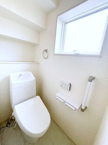 新築戸建・新築建売　いわき市平下平窪１期　平四小・平一中のトイレ|白を基調としており小窓で換気ができるので清潔感のある空間。ペーパーホルダーが2つあるのも便利です！