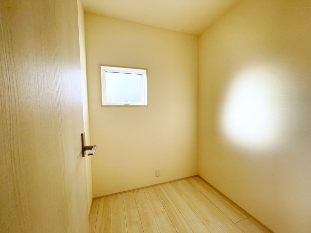 新築戸建・新築建売　いわき市平下平窪１期　平四小・平一中の収納|2階のストレージルーム　小窓がついているので明るく換気も可能！収納はもちろん書斎などのにも◎