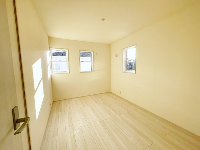 新築戸建・新築建売　いわき市平下平窪１期　平四小・平一中の洋室|6帖の洋室は2面採光でたっぷりと日差しが入り明るいお部屋です！